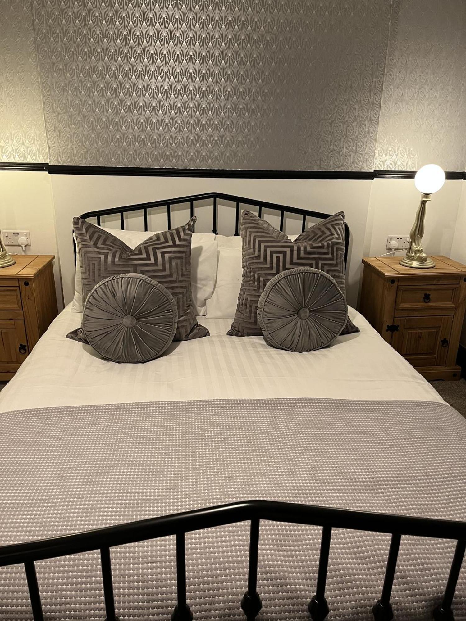 The Tontine Hotel & Bar Айронбридж Екстериор снимка